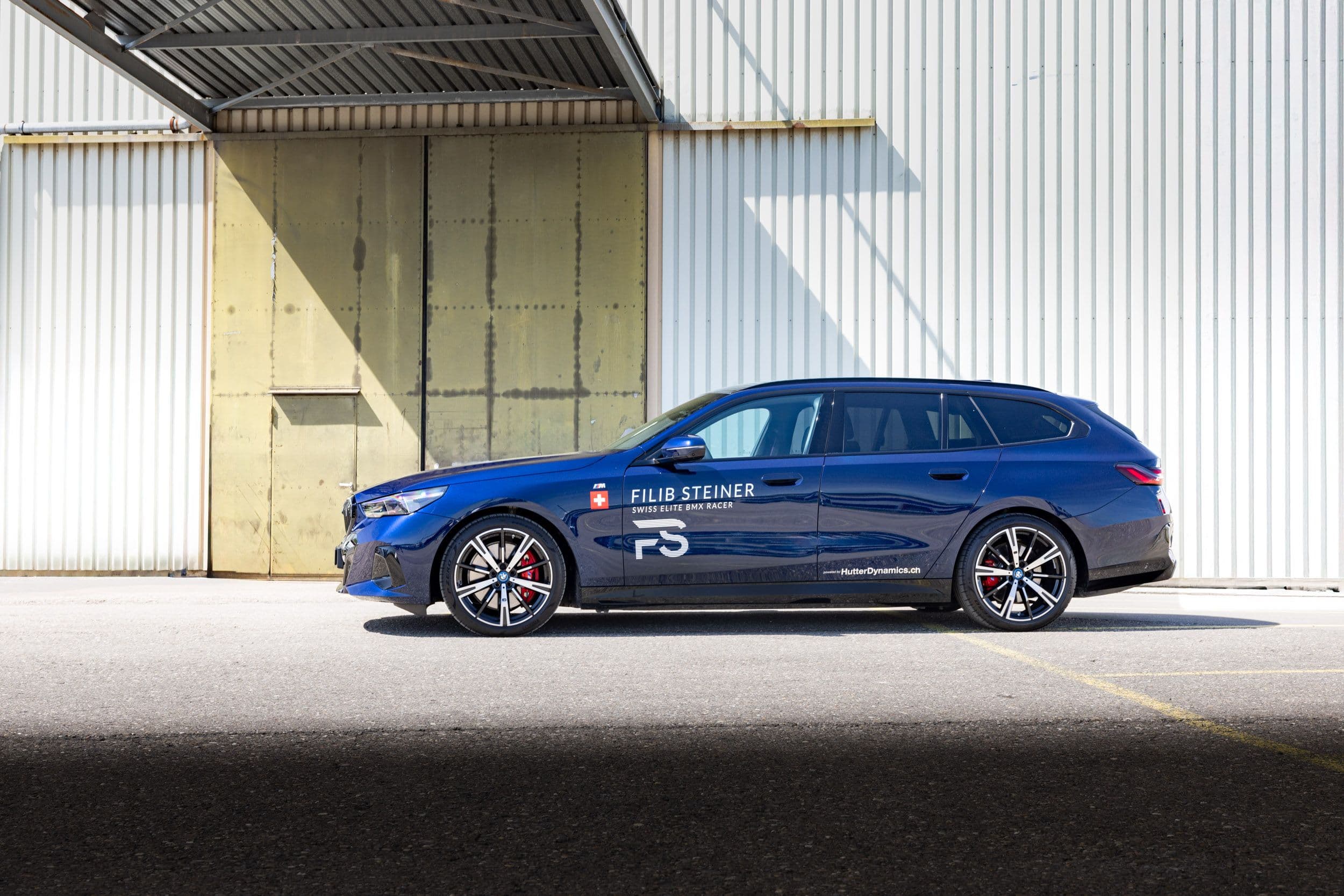 Wir gehen in die zweite Runde - Hutter Dynamics x FS bleibt vollelektrisch!
Durch den Sport um die ganze Welt und Europareisen im i5 Touring. Genau so sind tausende Kilometer nachhaltig, angenehm und brutal stylish.